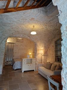 - un salon avec un canapé et une table dans l'établissement Trulli D'Angiò, à Alberobello