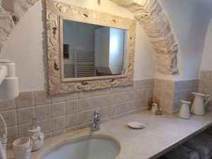 A bathroom at Trulli D'Angiò