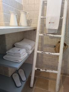 A bathroom at Trulli D'Angiò
