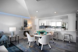 Η κουζίνα ή μικρή κουζίνα στο Blue Haven Unit B416