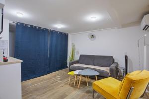 una sala de estar con un sofá y una mesa en Rent a Room - 2P Passage du Caire, en París