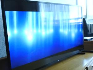 a flat screen tv sitting on a desk at 2 Zimmer Wohnung zum Auspowern oder Erholen. in Erkrath