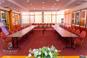 Business Hotel Premier في فيليكو ترنوفو: قاعة المؤتمرات مع طاولات وكراسي طويلة