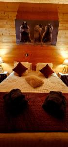 A bed or beds in a room at Chalet Le Havre DU SOTRÈ Sauna et SPA