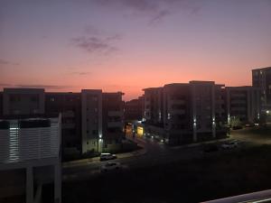vista para uma cidade ao pôr-do-sol com edifícios em Two Bedroom Apartment em Durban