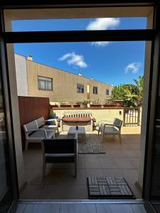 a view of a patio with a table and chairs at Casa Gino in Cotillo