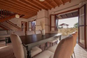 comedor con mesa y sillas en Phaedrus Living: Amarakos Villa en Pafos