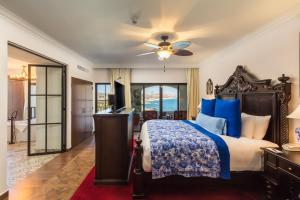 a hotel room with a bed and a bathroom at Vista Encantada in Cabo San Lucas