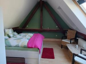 a bedroom with a bed with a green wall at Ferienwohnung Gersch in Wolf