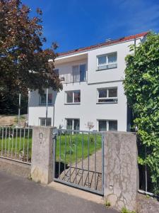 un edificio blanco con una puerta delante en Peaceful Holiday Morningstar en Würzburg