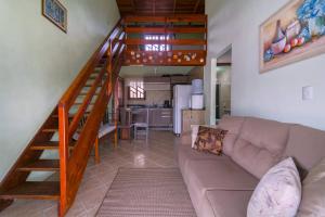 sala de estar con sofá y escalera en 2 quadras da Praia de Zimbros, 9 hóspedes RW2724, en Bombinhas