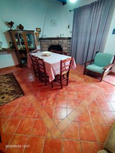 ein Esszimmer mit einem Tisch, Stühlen und einem Kamin in der Unterkunft Villa dei pioppi in Marconia
