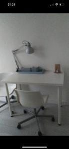 a white desk with a lamp and a chair at se: 13A rue des Touleuses Pourpre in Cergy