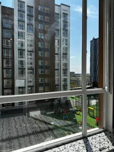 - une fenêtre offrant une vue sur une aire de jeux depuis un bâtiment dans l'établissement Expo Avenue, à Taldykolʼ