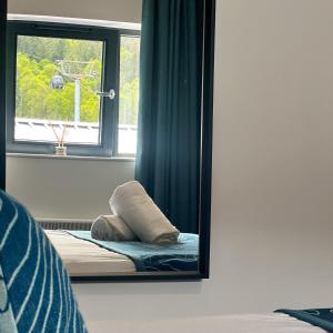 Voodi või voodid majutusasutuse The Base Camp Hotel, Nevis Range toas