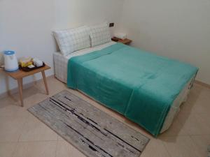 um pequeno quarto com uma cama e uma mesa em Dar Said Airport em Casablanca