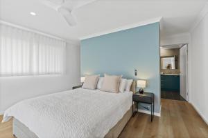 - une chambre blanche avec un grand lit et une fenêtre dans l'établissement 14 Chibnall St Port Elliot, à Port Elliot