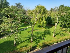 una vista aérea de un parque con árboles y césped en LES JARDINS D'ATILLY en Villecresnes