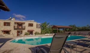 una piscina frente a una casa en Phaedrus Living: Amarakos Villa en Pafos