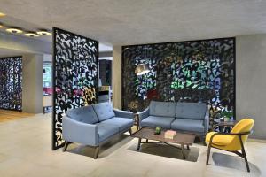 Citadines Arpora Nagoa Goa的休息区