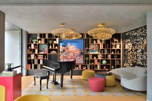 Citadines Arpora Nagoa Goa的休息区