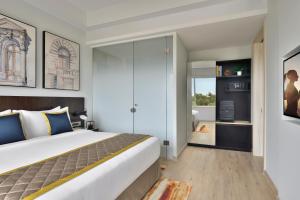 Citadines Arpora Nagoa Goa客房内的一张或多张床位