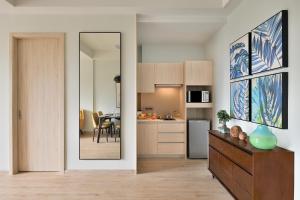 Citadines Arpora Nagoa Goa的厨房或小厨房