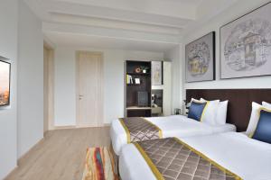 Citadines Arpora Nagoa Goa客房内的一张或多张床位