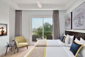 Citadines Arpora Nagoa Goa客房内的一张或多张床位