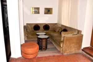 Uma área de estar em Hotel Blanco Riad