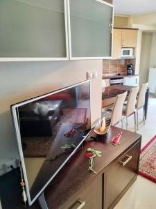 TV i/ili multimedijalni sistem u objektu Evaggelia's Apartments 5 Οικογενειακό Διαμέρισμα
