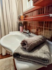 - Baño con lavabo y toalla en Evaggelia's Apartments 5 Οικογενειακό Διαμέρισμα, en Kozani