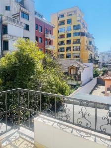 un balcone con ringhiera e alcuni edifici di Hotel Villa Ferrari a Tirana