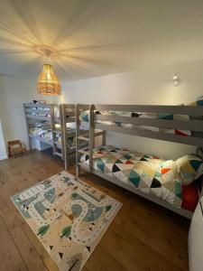 Poschodová posteľ alebo postele v izbe v ubytovaní Gite le Montinho