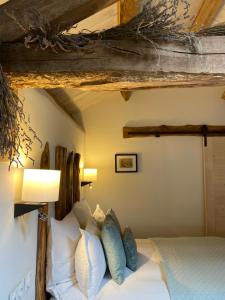 - une chambre avec un lit doté d'oreillers blancs et bleus dans l'établissement Ostalon de Sénégats, à Lacaze