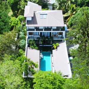 una vista aérea de una casa con piscina en D' Art VILLA RETREAT AND SPA, en Tangalle