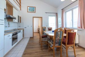 a kitchen and dining room with a table and chairs at Ferienwohnung Ostseecharme Rei in Ostseebad Karlshagen