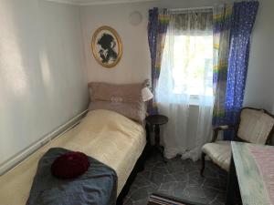 een kleine slaapkamer met een bed en een raam bij Privat soverom in Moss
