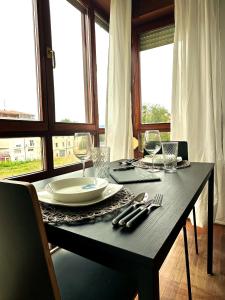 梅迪納德波馬爾的住宿－El rincón soleado，餐桌,配有盘子和酒杯