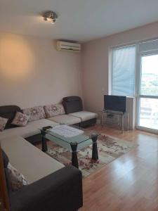 una sala de estar con un sofá y una mesa en Апартамент "Амира", en Balchik 26 fotos más