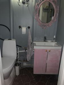 モスにあるPrivat soveromのバスルーム(トイレ、洗面台、鏡付)