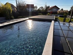 una piscina en un patio con una casa en Secret Place apartments, luxury and spa, 