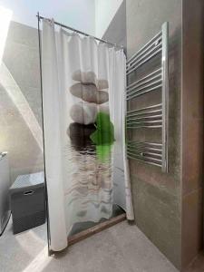 uma casa de banho com uma cortina de chuveiro em Golden Pearl em Mostar