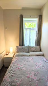 1 dormitorio con 1 cama y ventana en New Holiday Let in Skipton, North Yorkshire, en Skipton