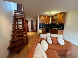 Posezení v ubytování Bright Mountain View Penthouse - 300mbps Wi-fi