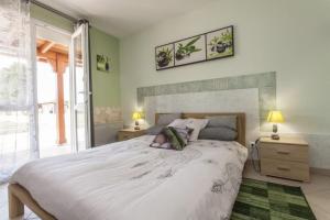 Un dormitorio con una gran cama blanca y una ventana en Villa Jany- Adults only, en Oria