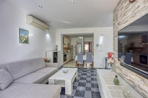 a living room with a couch and a table at Holiday Apartment Stojanovski in Rovinjsko Selo