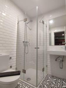 een badkamer met een douche, een toilet en een wastafel bij Garden Pátio 1B - 1 BDR with Terrace in Lissabon