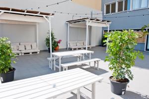 een patio met 2 banken en een parasol bij Garden Pátio 1B - 1 BDR with Terrace in Lissabon