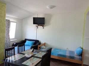 salon z kanapą i stołem w obiekcie Apartments Vidikovac w mieście Tivat